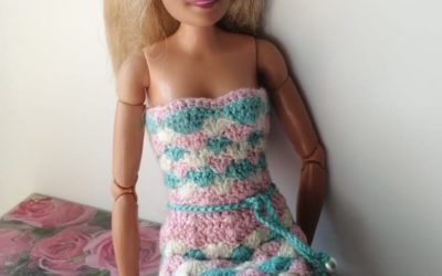 Вязанное платье для куклы крючком «Ракушки».